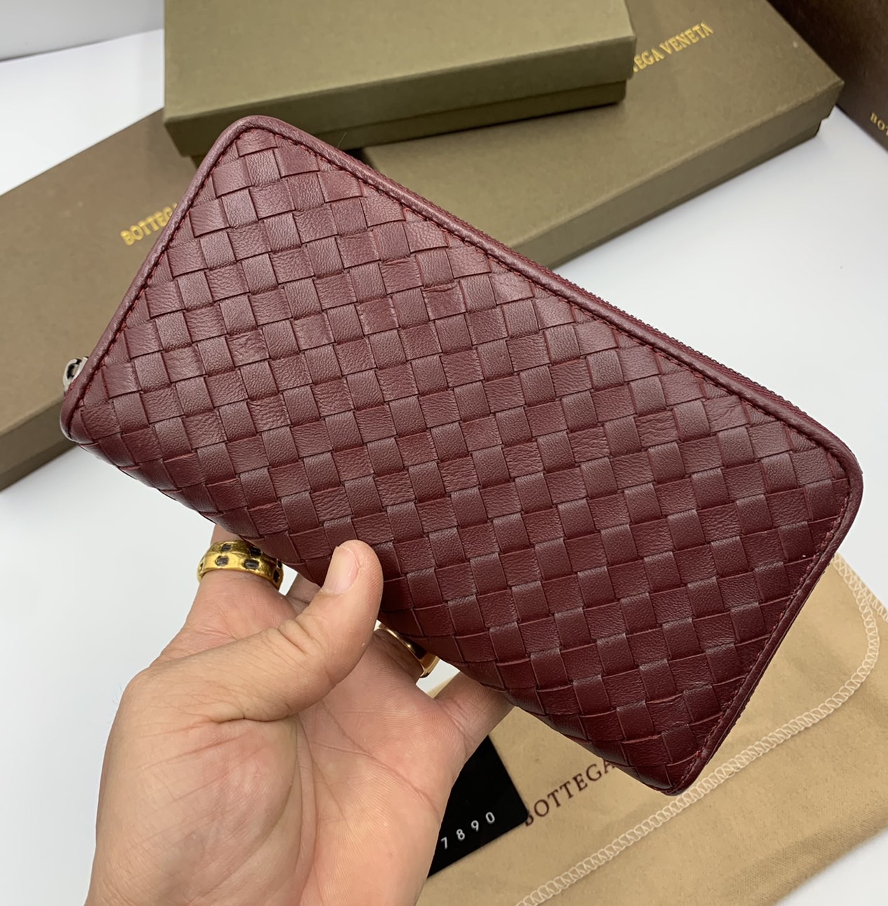 หนังแท้ BOTTEGA VENETA LONG WALLET ZIP AROUND / BV Wallet / BV Long Wallet พร้อมส่งที่ไทย กระเป๋าสตางค์ใบยาวซิปรอบ งานหนังแท้ทั้งใบ รุ่นตามหา เป็นรุ่นยอดนิยม ใช้ได้ทั้งหญิงชาย คลาสสิกหยิบมาใช้งานได้บ่อยที่สุด ใช้ทนทานได้นานภาพสินค้าถ่ายจากงานขายจริง ใช้งา