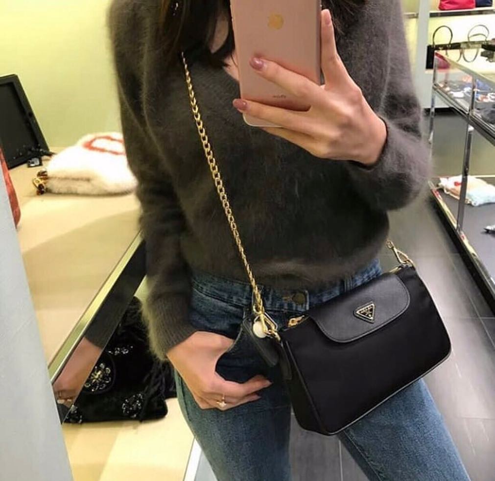 PRADA Tessuto Nylon Convertible Clutch Sling Bag / PRADA nylon crossbody bag เกรดใช้สลับใบจริง หนังแท้ ออริจินอล ใช้งานต่างประเทศได้ รุ่นในตำนานจริงๆ ค่ะ ณ ปัจจุบันยังสวยอยู่ และยังเป็นรุ่นนี้ลูกค้าเรียกร้องตลอดจริงๆ อะไหล่ โซ่เงาสวย