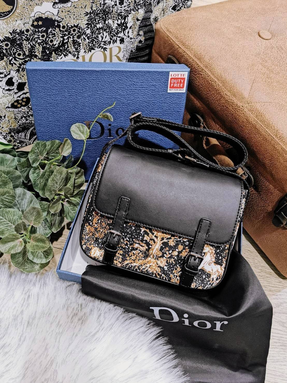 CHRISTIAN DIOR MESSENGER BAG GIFT WITH PURCHASE (GWP) พรีเมี่ยมกิ้ฟรุ่น Limited จาก DIOR DUTYFREE COUNTER ดีไซน์ทรงสี่เหลี่ยมขึ้นลาย Dior สวยหรูดูดีโดดเด่นเป็นเอกลักษณ์ เปิดปิดด้วยฝาปิดกระดุมแม่เหล็ก ภายในโล่งมีโลโก้และช่องซิปใส่มือถือ กระเป๋าสตางค์ยาว ขอ