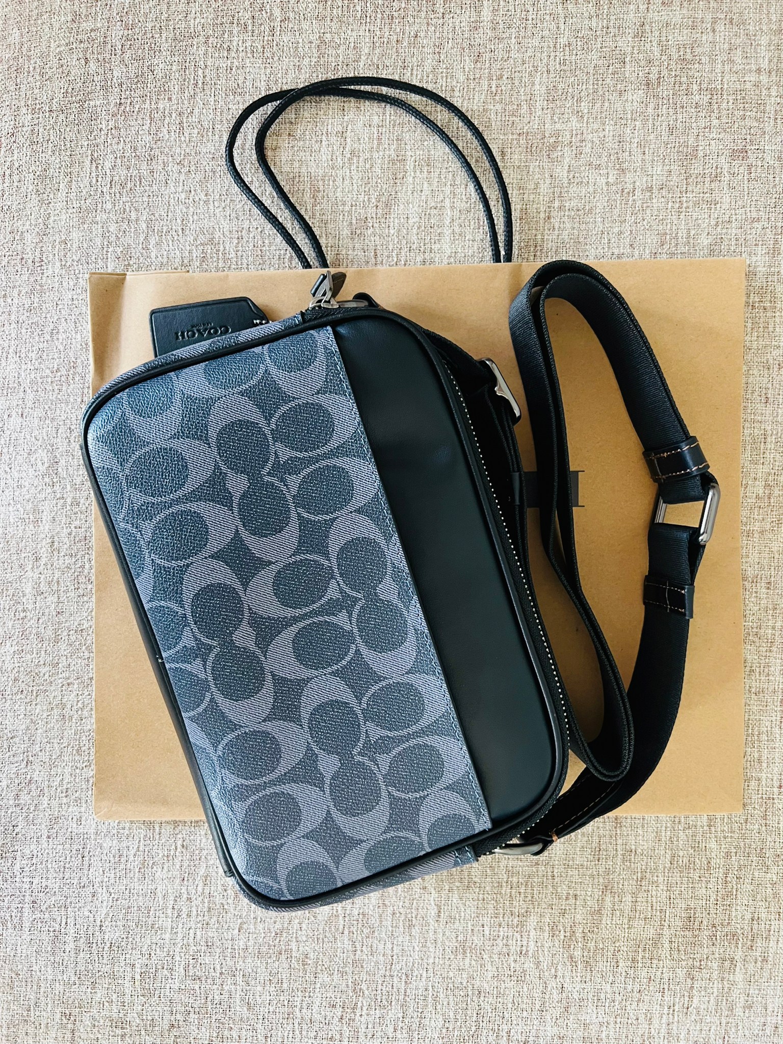 COACH Graham Crossbody In Blocked Signature C9965 กระเป๋าสะพายข้างผู้ชาย กระเป๋าผ้าเคลือบซิกเนเจอร์และหนังอย่างดี ภายในกระเป๋าเอนกประสงค์ ปิดซิปคู่ ซับในผ้า กระเป๋าสลิปด้านนอก สายปรับได้ยาว 25 นิ้ว สำหรับสะพายไหล่หรือสะพายข้าง