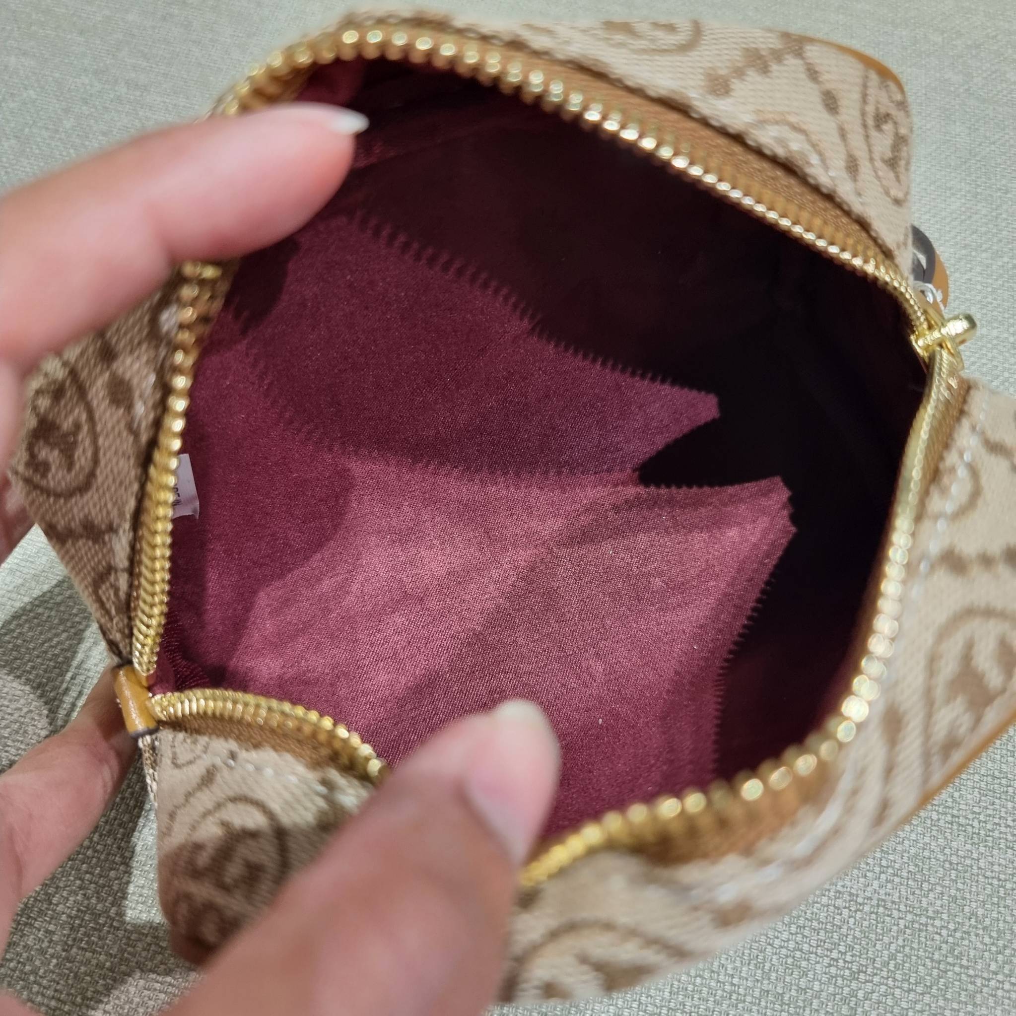 TORY BURCH T MONOGRAM JACQUARD MINI COSMETIC CASE ใหม่ล่าสุด กับกระเป๋าเอนกประสงค์ ที่ไม่ว่าจะไว้ใส่เครื่องสำอางค์ หรือจะไว้พกจำเป็นเช่น เงิน หรือกุญแจต่างๆ น้องใบนี้จัดให้ได้หมด สวยหรู ขนาดเหมาะมือ ถือแล้วขับผิว วัสดุผ้า jacquard รูดเปิด-ปิดด้วยซิป ภายใน