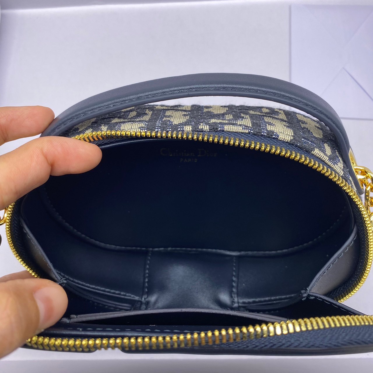 DIOR CD Signature Bag with Strap 17cm / CD OVAL CAMERA BAG / Dior Camera Bag ดีไซส์ใหม่ล่าสุด บ่งบอกถึงความหรู แต่ใช้งานได้โอกาส ใช้ได้ทั้งชายหญิง กระเป๋าสะพายทรงกล้อง ขนาดกะทัดรัด ไซส์สะพายคล่องตัว สีผู้ดีมากๆ