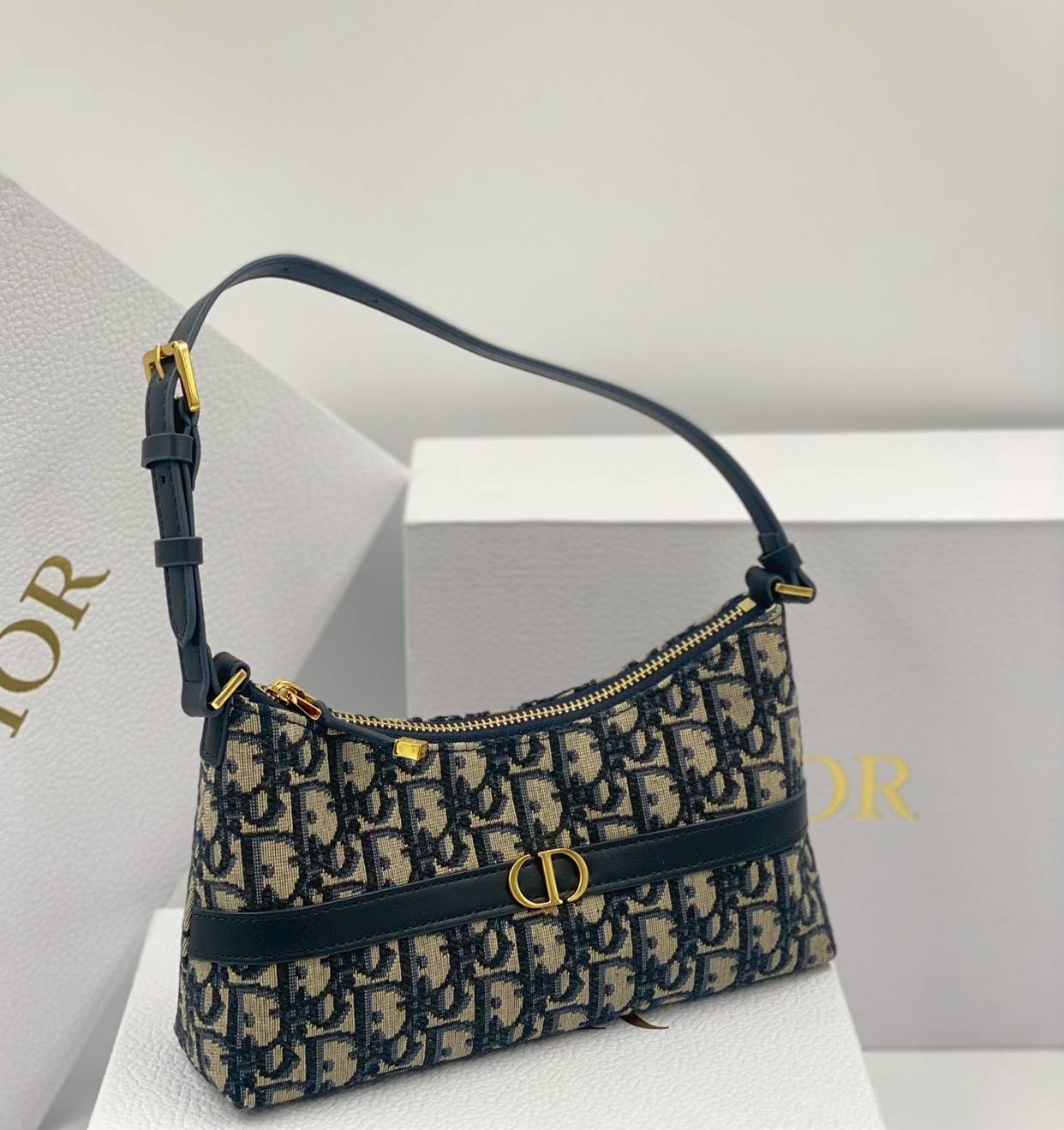 ORI หนังแท้ | DIOR Mini 30 Montaigne Cigale bag / DIOR Mini Miss Caro Cigale bag กระเป๋าสะพายไหล่ทรงโฮโบ ขนาดมินิเสริมไลน์ 30 Montaigne ด้วยรูปทรงทันสมัยและประณีตบรรจง