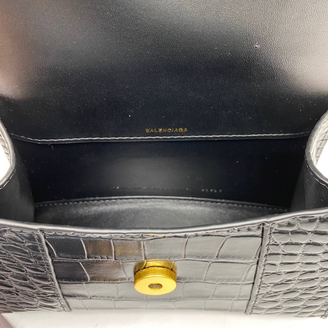 หนังแท้ BALENCIAGA HOURGLASS TOP HANDLE XS Shiny crocodile embossed calfskin การสร้างสรรค์ที่มีเอกลักษณ์เฉพาะตัว หรูหรา โทนสีโดดเด่น วัสดุหนังแท้ลายจระเข้ ภายในโล่งกว้างหนังแนปป้าอย่างดี เกรดออริจินอล ตอบโจทย์ได้ทุกลุค ทุกไลฟ์สไตล์ ภาพสินค้าถ่ายจากงานขายจ