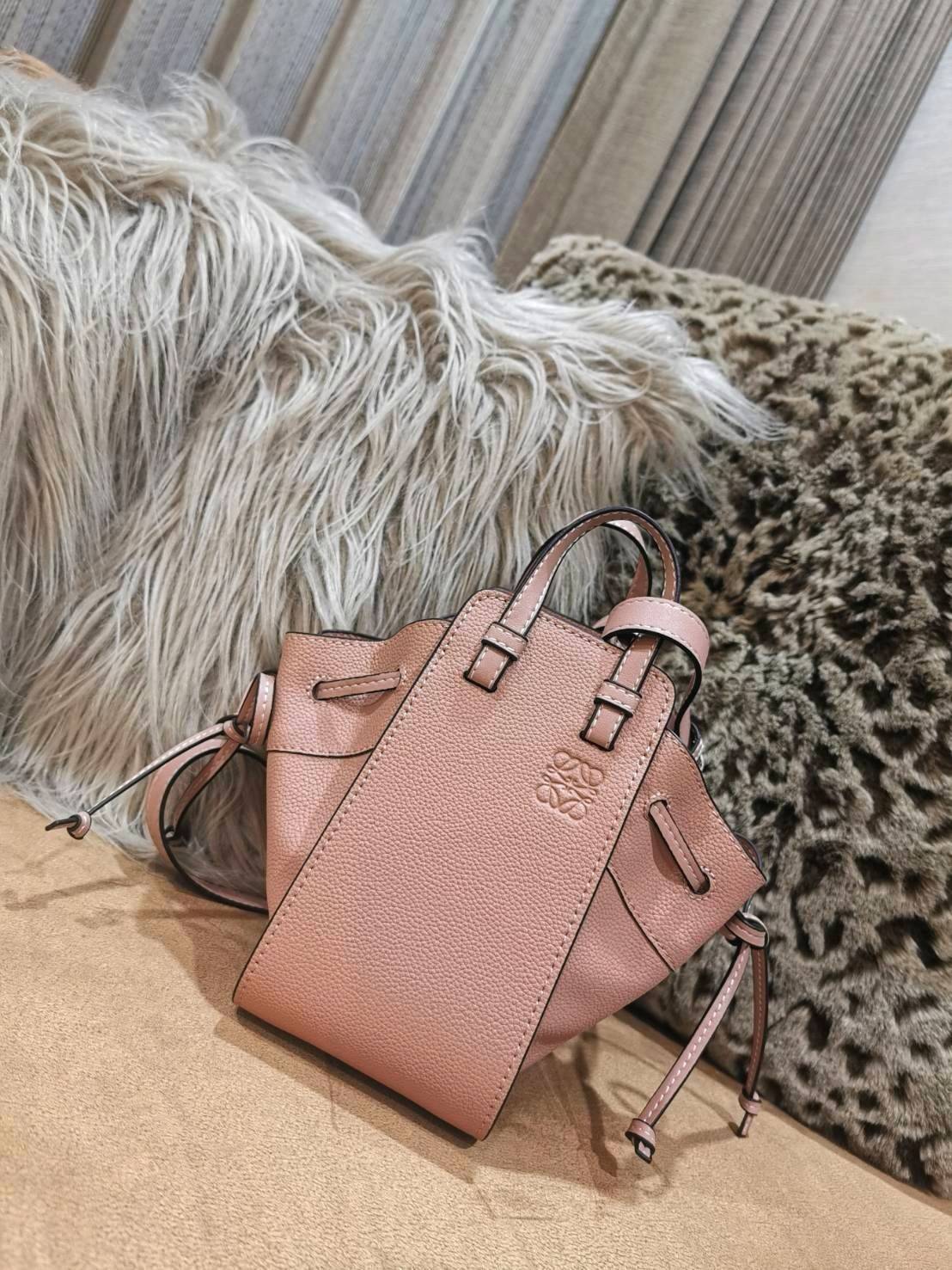 VIP 】เอาใจสายหวานกับสีพาสเทล!✴️ NEWIN! LOEWE HANDLE & SHOULDER BAG GIFT WITH PURCHASE (GWP) กระเป๋าถือหรือสะพายหนังแท้พรีเมี่ยมกิ๊ฟ Limited จาก LOEWE PERFUME DUTYFREE รุ่น Rare items สุดๆวัสดุหนังแท้ Calfskin หนังสวยดีไซน์คงเอกลักษณ์แบรนด์ สามารถปร