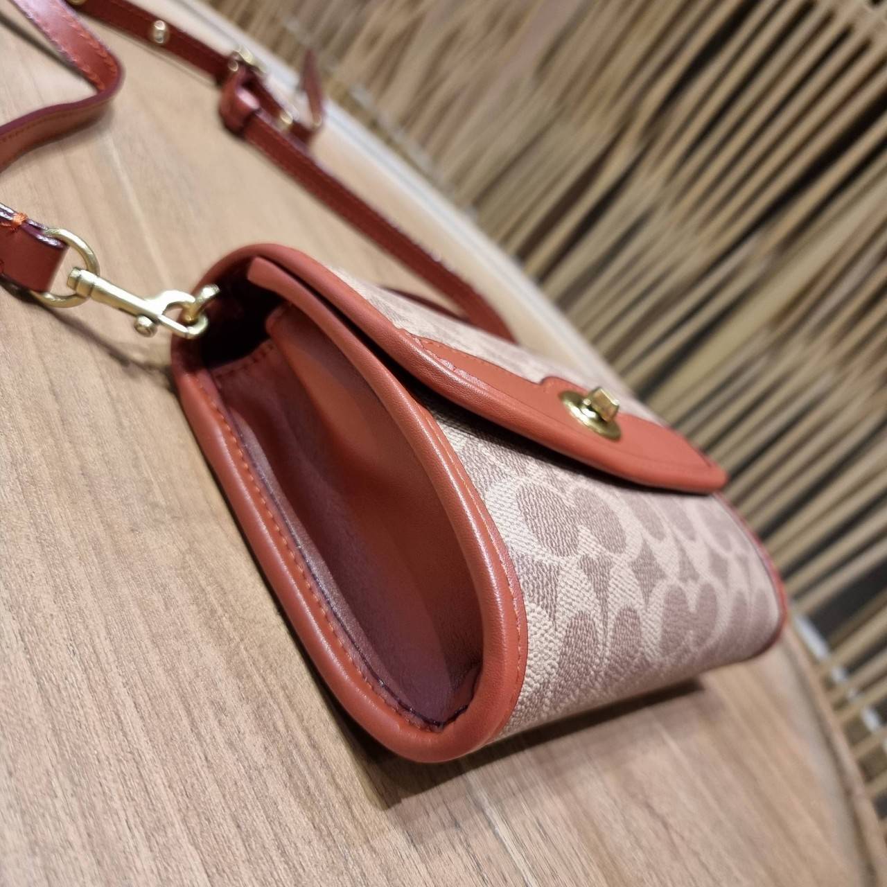 COACH C4204 KIP TURNLOCK CROSSBODY IN SIGNATURE CANVAS คอลเลคชั่นใหม่ สาวกงานดีไซน์สีสนิมต้องปลื้ม!! กับกระเป๋าสะพายข้าง ขนาดพกพาง่าย ใช้งานสะดวกมากๆ วัสดุหนังแคนวาสเคลือบลาย ตัดขอบด้วยหนังแท้ เปิด-ปิดด้วยตัวบิดล็อคแน่นหนา ภายในเป็นช่องโล่ง มีช่องใส่บัตร 