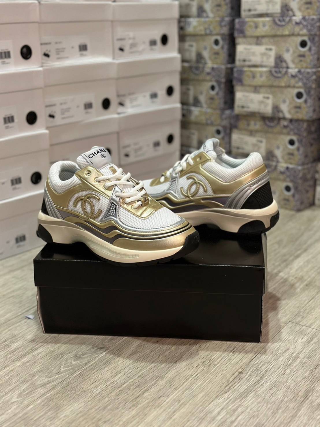 Chanel Sneakers 23s Fabric & Laminated White, Gold & Silver ออริสลับแท้ 1:1 ใช้งานต่างประเทศได้ รองเท้าผ้าใบชาแนล งานเกรดหนังเงาสวย ดีไซน์ใหม่ 2023 สวยหรูดูแพง