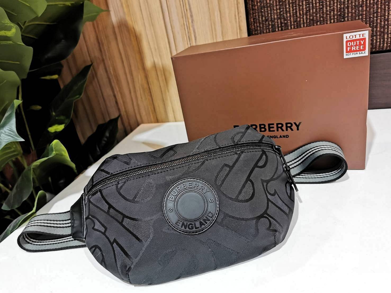 BURBERRY FRAGRANCES MONOGRAM BELT BAG VIP GIFT WITH PURCHASE (GWP) กระเป๋าพรีเมี่ยมกิ๊ฟ Limited จากน้ำหอม BURBERRY วัสดุ100%POLYAMIDE (Nylon & Canvas) น้ำหนักเบามีโลโก้ด้านหน้าเปิดปิดด้วยซิปหัวซิปแบรนด์ ด้านหลังมีช่องซิป ภายในมีโลโก้ใช้ใส่มือถือ กระเป๋าสต