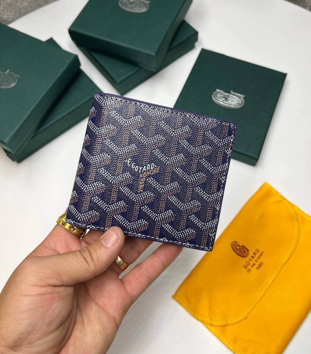 GOYARD WALLET / GOYARD Victoire Bifold Wallet พร้อมส่งที่ไทย เกรดเทพออริจินอล หนังเกรดดีสุด กระเป๋าสตางค์ผู้ชายใบสั้น พร้อมกล่องเขียวแบรนด์สวยหรู อีกรุ่นที่ยอดขายไม่เคยตก ภาพสินค้าถ่ายจากงานขายจริง ใช้งานต่างประเทศได้เลยค่ะ