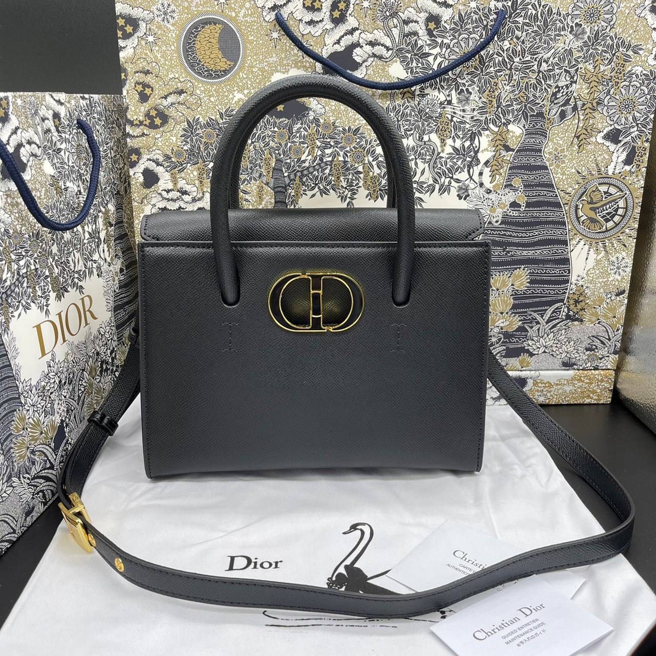 หนังแท้ DIOR Medium ST Honore Tote Collection Fall/Winter 2020-2021 มาในรูปแบบกระเป๋าทรงสี่เหลี่ยมที่ได้มาตรฐาน ทำจากหนังลูกวัว (Calfskin) ลายเกรน ซึ่งสื่อถึงความหรูหราได้อย่างลงตัว ตัวด้ามจับ มีการเย็บเข้าด้านในของกระเป๋าเพื่อเพิ่มความแข็งแรงทนทาน ด้านหน