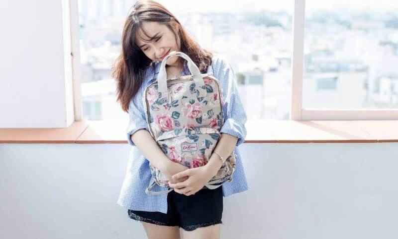 Cath Kidston Backpack Bag กระเป๋าสะพายสไตล์ vintage เป็นอีกรุ่นที่สาวๆ ถามถึงเยอะค่ะ วัสดุเป็น Canvas เคลือบ PVC กันน้ำ ทำความสะอาดง่าย น้ำหนักเบา เปิดปิดด้วยซิปรอบสะดวกใช้ ด้านหน้าประดับโลโก้ Cath Kidston พร้อมช่องซิปเล็กด้านนอกใส่กระเป๋าสตางค์ มือถือได้