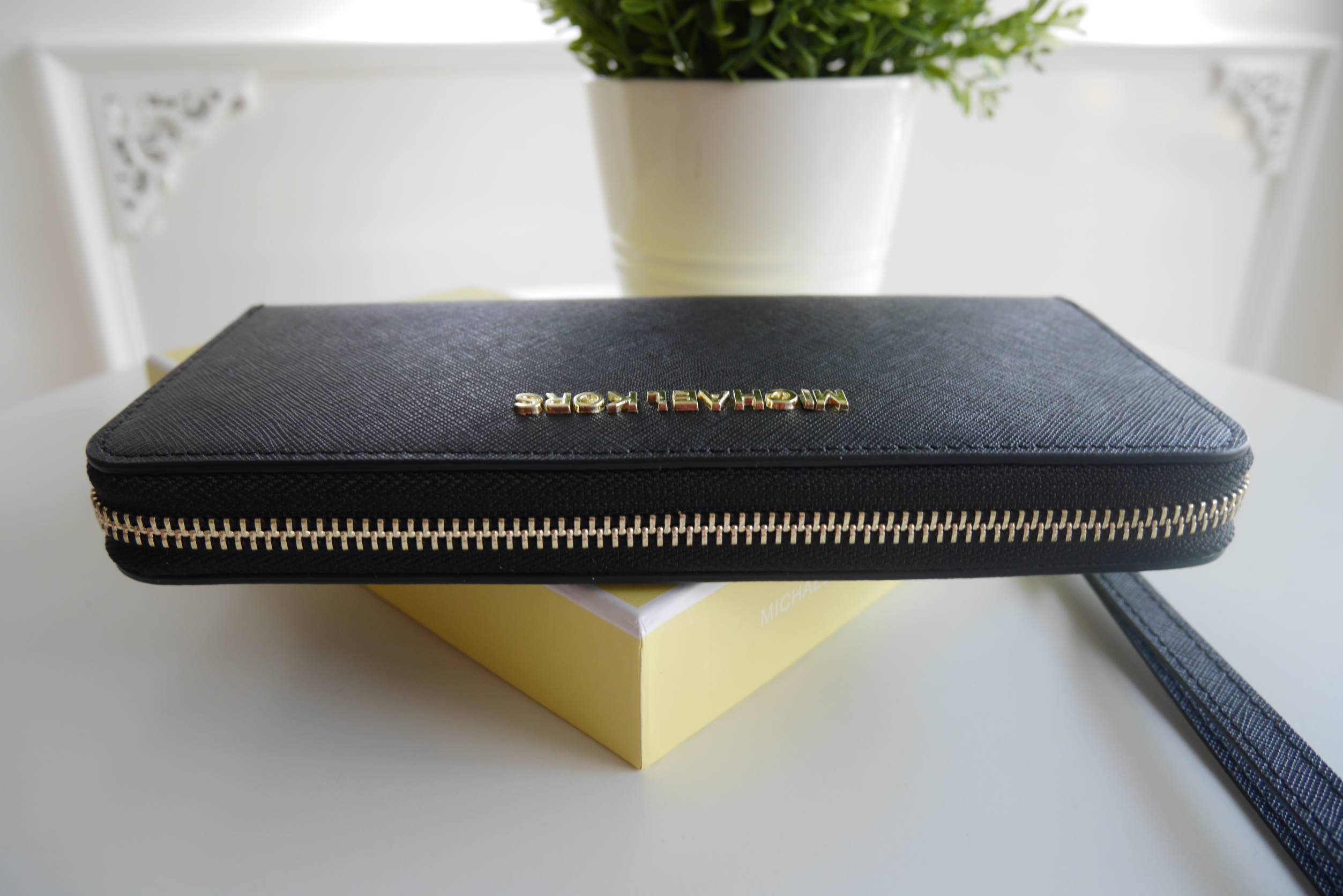 Best seller! งานขายดี รุ่นใหม่คะ Michael kors saffiano Wallet กระเป๋าสตางค์ใบยาว หนัง Saffiano ซิปรอบ สวยหรู มาก อะไหล่ปั้มโลโก้แบรนด์ ด้านในมีช่องใส่บัตร เยอะม้ากกก อีกด้านมีช่องแบงค์+ซิปใส่เหรียญ จุของได้เยอะจริงๆคะ ใส่ iphone 6+ ได้ สวยหรูดูดี อุปกรณ์ค