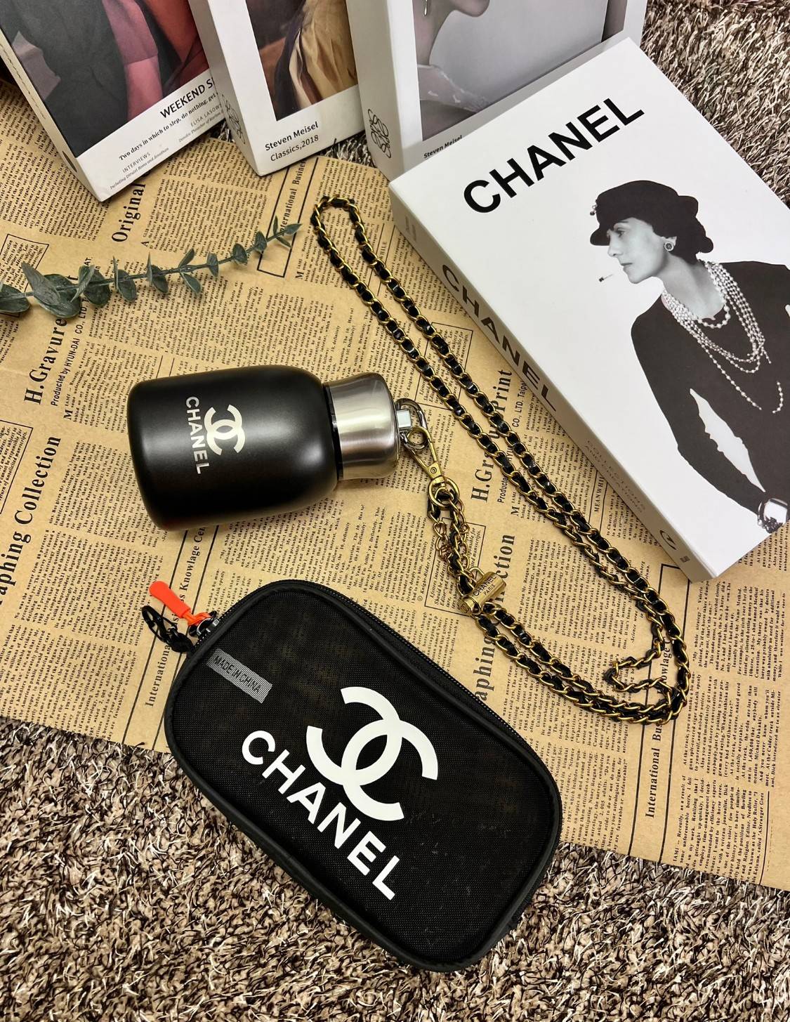 CHANEL SET BOX VIP MAKE UP ขวดน้ำ+กระเป๋า เซ็ทมีจำนวนจำกัด! มีประดับติดตัวหรูๆดูไฮ หรือพกพาแบบสะพายขึ้นเครื่องเดินทางได้เลย กับกระติกน้ำขนาดพกพาจาก Chanel วัสดุสแตนเลสอย่างดี สำหรับใส่น้ำ ใส่กาแฟ ตามความชอบเลยค่ะ