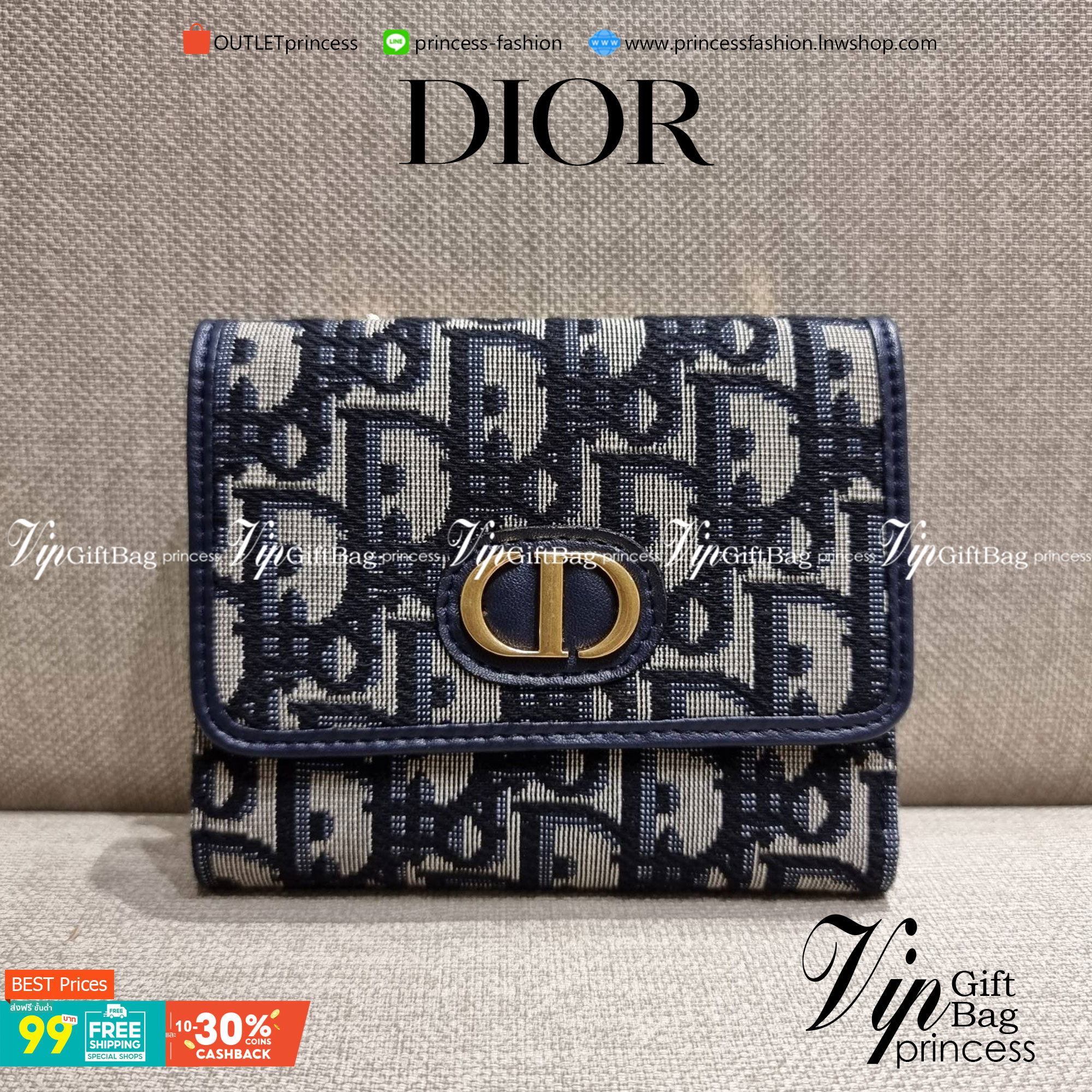 VIP 】CD MULTI WALLET WITH GWP กระเป๋าสตางค์ขนาดเหมาะมือ กำลังสวย พรีเมี่ยมกิ๊ฟจากเคาน์เตอร์ ดีไซน์แบบพับ ใช้งานง่าย พร้อมช่องซิปในตัว วัสดุผ้าแคนวาสปักลาย สลับหนังแท้ภายใน ภายในมีช่องใส่บัตร ใส่ธนบัตรได้ สะดวกใช้มากๆ มาพร้อม box set ในราคาที่ถูก พร้อมส่งต