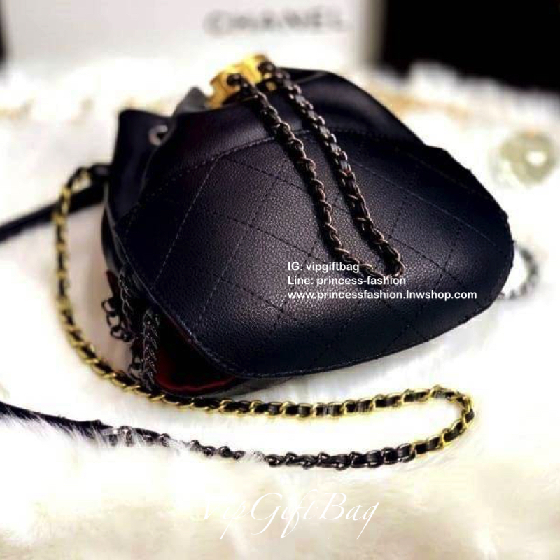 Chanel premium for gift ทรงขนมจีบ เป็นกระเป๋าถือ/สะพายหลังอเนกประสงค์หนังแกะสังเคราะห์โลโก้แบรนด์อะไหล่สวยหรู สายโซ่อะไหล่สีทูโทนรูดปิดกระเป๋า เก๋มากๆค่ะ อุปกรณ์ : กล่อง ถุงผ้าแบรนด์