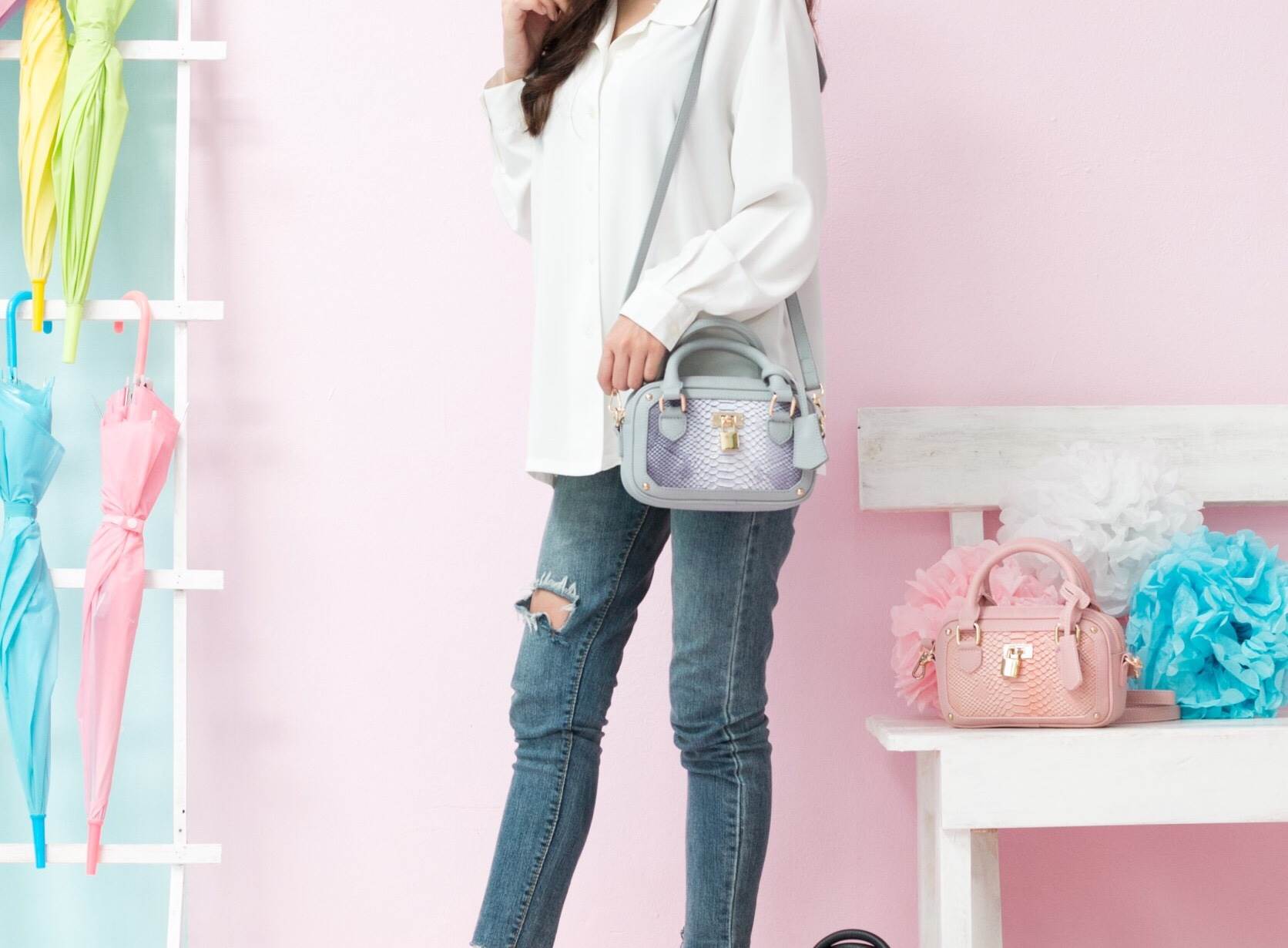 New arrival! KEEP Fancy shoulder bag กระเป๋า ถือ/ สะพาย ขนาดมินิ ตัดหน้งลายงู น่ารักมากคะ ใบนี้ ห้ามพลาดเลย การันตี ความสวย สะพายได้ทุก Look รุ่นนี้ มี 3 สี ดำ เทา ชมพู ภายใน สามารถใส่ โทรศัพท์ ได้ทุกรุ่น มีช่องแบ่งเก็บของ 2 ด้าน น้ำหนักเบา สายสะพาย ปรับไ