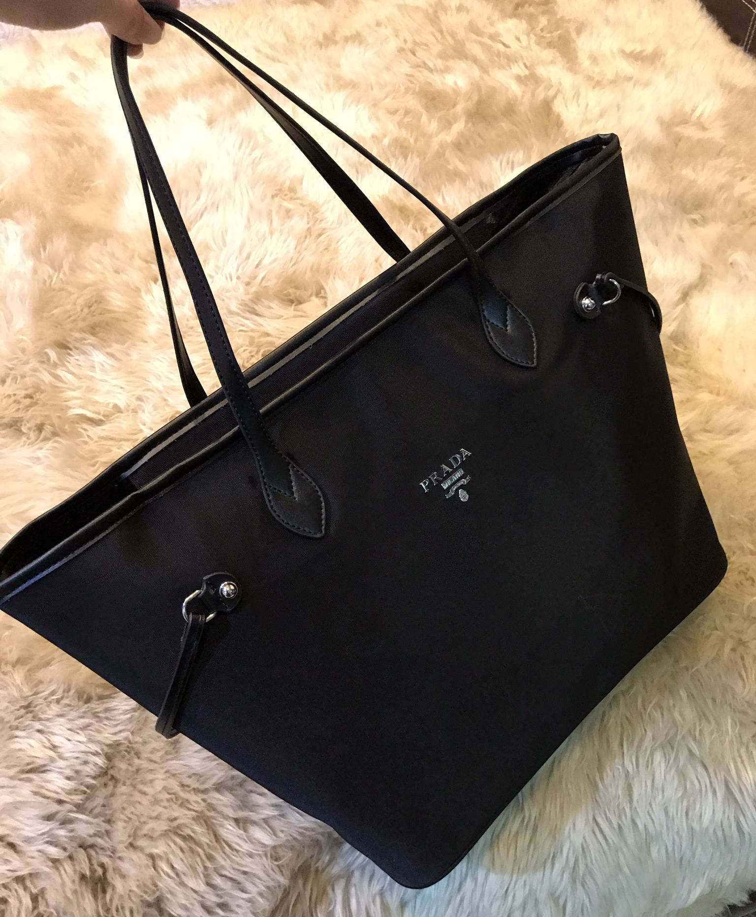 ใบใหญ่ที่สุดในสต้อคไปเลยค้าาา 😲😲 คุ้มจุใจสาวๆค้า ใบนี้ Must Have item! กระเป๋าสะพายทรง TOTE ใบใหญ่ จากพรีเมี่ยมกิ้ฟท์เคาเตอร์แบรนด์ PRADA เปิดปิดด้วยซิป สะพายไหล่ได้ ไม่ติด จุคุ้มมากสุดๆค่ะ ใส่เสื้อผ้า 1-2 วันได้สบาย ด้านข้างสามารถปรับได้ส