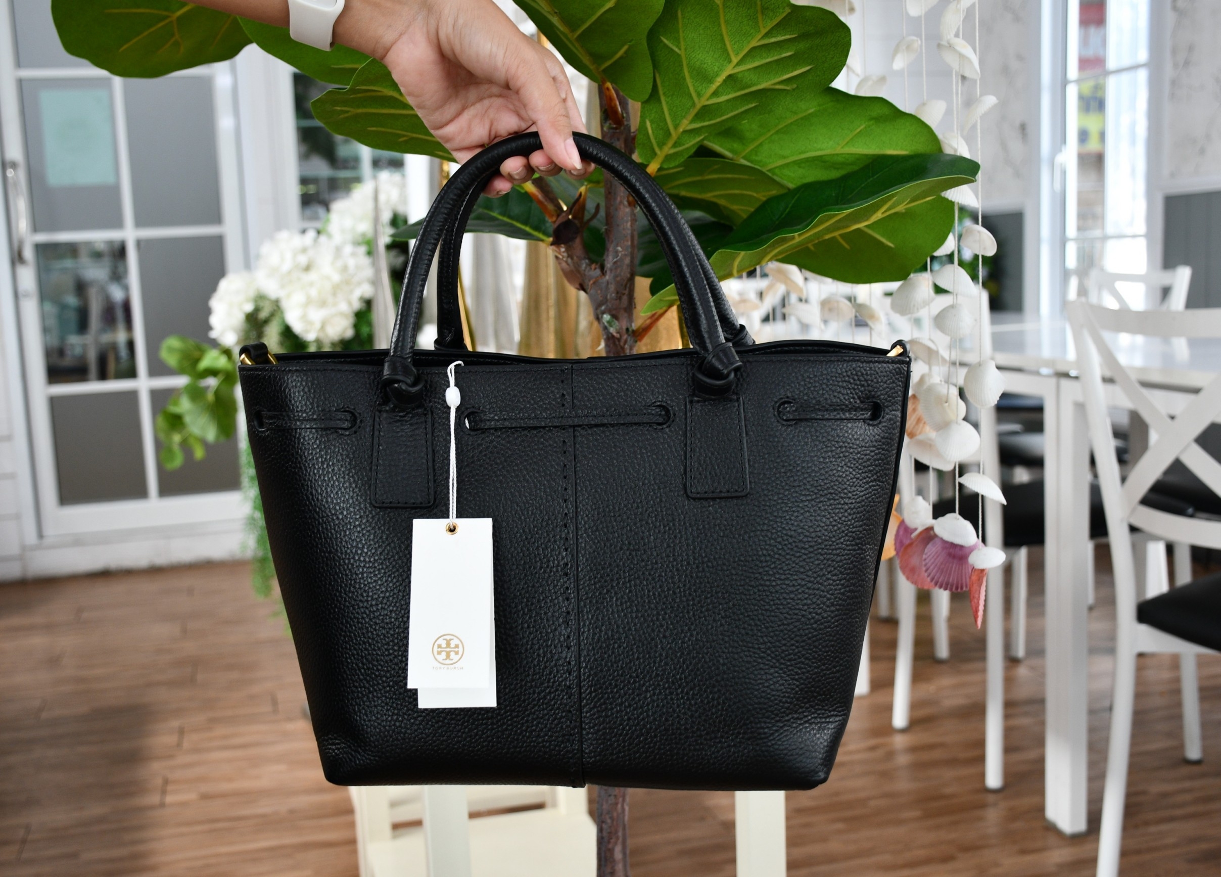 OUTLET 】TORY MCGRAW SMALL DRAWSTRING กระเป๋าถือหรือสะพายข้าง วัสดุหนังวัวแท้ อะไหล่ทอง เปิด-ปิดด้วยสายหนังรูด จะถือหรือสะพายข้างได้Crossbodyได้ น้ำหนักเบาจุของได้เยอะ ด้านหน้าประดับโลโก้แบรนด์ ด้านในมีช่องเล็กสำหรับใส่บัตรใส่ตังค์ได้ มีสายยาว ปรับสายได้ ถ