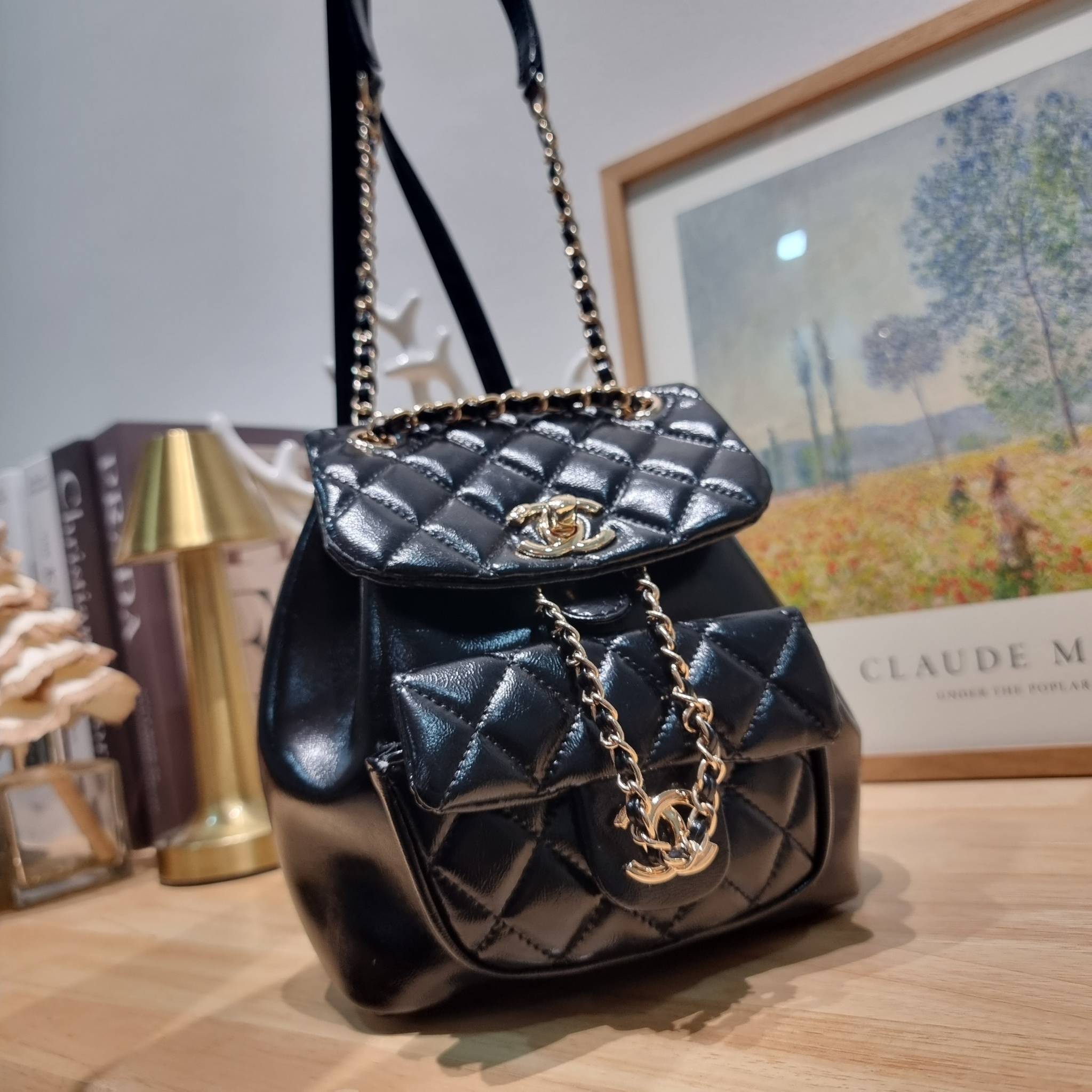 Chanel mini duma backpack กระเป๋าเป้ ไซส์มินิ สุดฮอต น่ารักน่าใช้สุดๆ ไอเท็มยอดฮิต รูปทรงทันสมัย ดีเทลความสวยมากมาย ทั้งสายรูดเก็บปาดกระเป๋า หรือจะช่องเปิดด้านหน้า ก็ดูหรูไปหมด ภายในโล่งกว้าง ใส่ของสำคัญได้