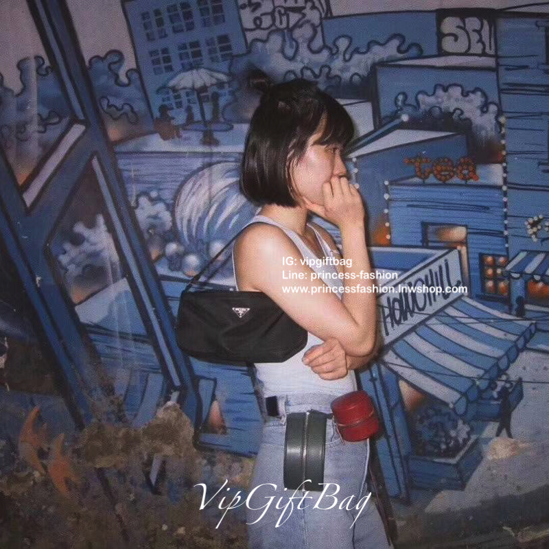 รุ่นใหม่ จากแบรนด์ Prada Crossbody *มีมาให้ถึง2สาย สายผ้าติดกับตัวกระเป๋า และสายยาวโซ่เงิน ด้านหน้ามีโลโก้แบรนด์สวยหรู เปิดปิดด้วยซิป อะไหล่สีเงินทั้งใบ ด้านในบุด้วยผ้าลายแบรนด์ มีโลโก้แบรนด์ ด้านในใส่ของได้เยอะคะ ใส่กระเป๋าตังยาว เครื่องสำอางค์