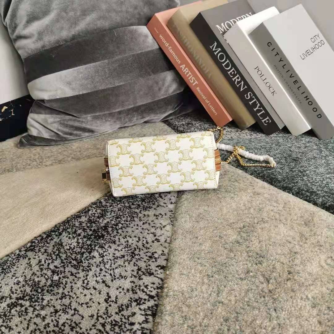 VIP 】หนังแท้ CELINE CLUTCH WITH CHAIN IN TRIOMPHE CANVAS AND LAMBSKIN WHITE/TAN กระเป๋าคลัทช์ดีไซน์เรียบหรูออกแบบมาได้อย่างลงตัว พร้อมสายสะพายโซ่ทองสุดหรู ด้วยรูปทรงที่สวยงามและทันสมัย สามารถใส่กระเป๋าสตางค์ใบสั้นหรือเครื่องสำอางค์ได้ตามขนาดกระเป๋า ในเรื่