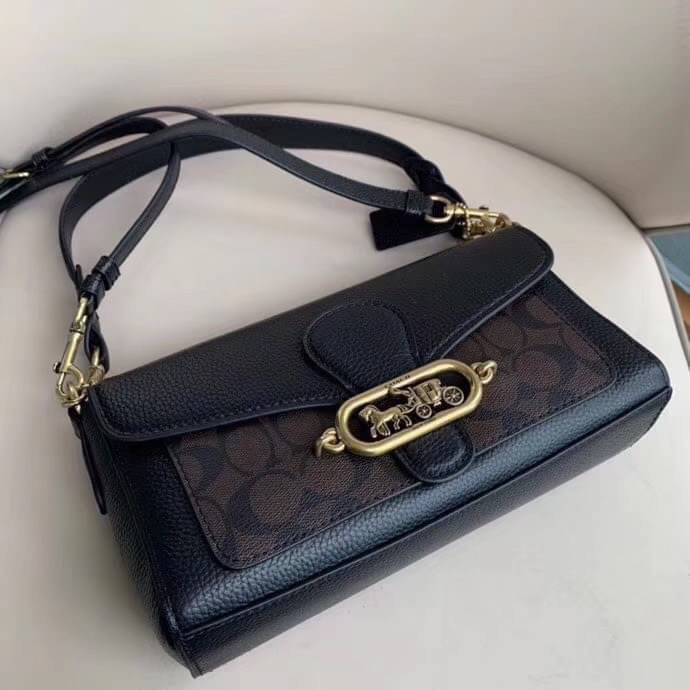 COACH SMALL JADE SHOULDER BAG [F91105,90782] กระเป๋าสะพายไหล่ ดีไซน์วินเทจย้อนยุค สวยคมชัด คลาสสิคใช้ได้ทุกลุค วัสดุหนัง pepble ทนทาน เปิด-ปิดด้วยฝาคาดโลโก้ พร้อมแถบแม่เหล็กในตัว รับรองแน่นหนา ด้านหลังมีช่องซิปให้ ภายในเป็นช่องโล่ง ขนาดกำลังดี ใช้งานง่าย 