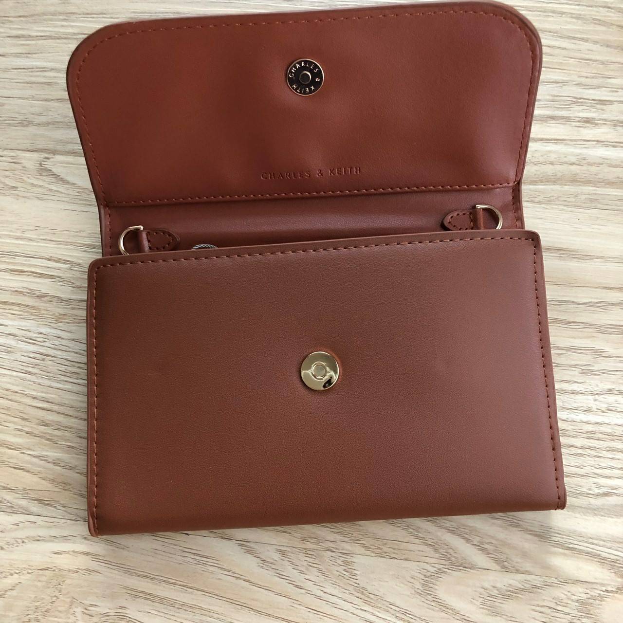 Charles & Keith Front Flap Wallet กระเป๋าสตางค์ มาพร้อมสายโซ่สลับหนัง เปิด - ปิดกระเป๋าด้วยกระดุม ด้านในมีช่องหลายช่อง แยกเก็บของได้เป็นสัดส่วน และมีช่องซิป 1 ช่องค่ะ ด้านหลังมีช่องอีก 1 ช่อง มาพร้อมสายโซ่สลับหนังยาวประมาณ 114 cm สามารถถอดได้ (ปรับไม่ได้ค