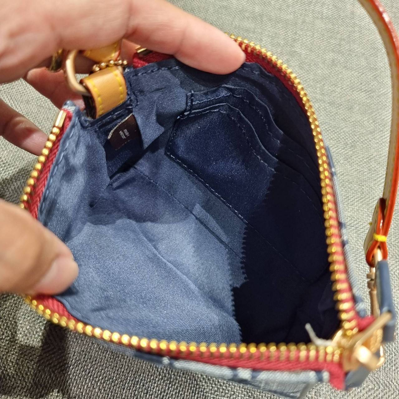 COACH C8665 NOLITA 15 IN SIGNATURE CHAMBRAY คอลเลคชั่น rare item น่ารักน่าใช้ ในสไตล์คลาสสิค กระเป๋าทรงพอชขนาดมินิ กึ่งคล้องมือใช้ได้ 2 สไตล์ ปรับสายให้มาเกี่ยวฝั่งเดียวเพื่อใช้เป็นคล้องมือ หรือปรับเกี่ยวอีกฝั่งใช้คล้องแขนก็เก๋มากมาย วัสดุผ้าแชมเบรย์ สวยค