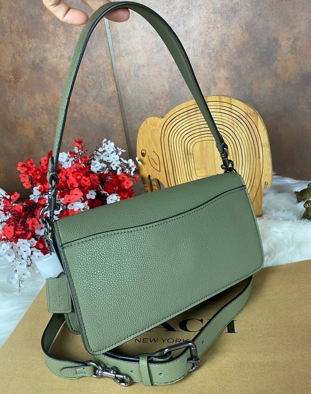 COACH TABBY SHOULDER BAG 26 ((73995)) พัฒนามากจากกระเป๋า Coach รุ่นดังยุค 1970 ทำจากผ้า Canvas เคลือบลายซิกเนเจอร์ หนังลายกรวดและหนังกลับ ด้วยวัสดุคลาสสิค มากับสายที่ถอดได้ถึง 2 สาย ไม่ว่าจะเป็นสายหิ้วหรือสายสะพาย หนังลายกรวดและหนังลูกวัวแบบเนื้อละเอียด แ