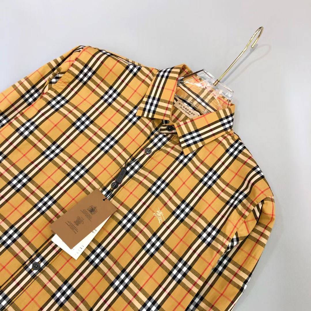 BURBERRY SHIRT / BURBERRY LONG SLEEVE VINTAGE CHECK SHIRT เสื้อเชิ้ตแขนยาวแบรนด์เบอเบอรี่ ลายสก็อตสุด classic เรียบหรู ดูดี ภูมิฐานมากๆค่ะ สินค้านำเข้าคุณภาพเทียบแท้ งานสวยเทพ เนื้อผ้าอย่างดี เป๊ะมาก รับประกันความพอใจเลยนะคะ ใส่เป็นเชิ้ตติดกระดุมเนี๊ยบๆ ห