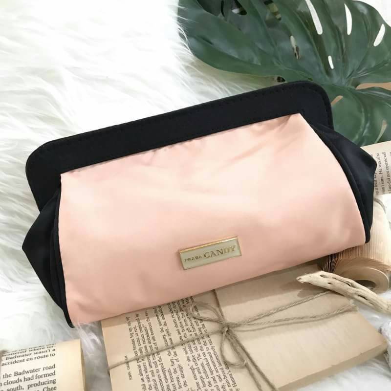PRADA CANDY COSMETIC BAG GIFT WITH PURCHASE (GWP) จากเคาน์เตอร์ต่างประเทศรุ่น Limited Satin Material ทรง cluth ขนาดกำลังน่ารัก ด้านหน้ามีโลโก้ brand เปิดปิดด้วยแถบเเม่เหล็กซ่อนที่ปากกระเป๋า ซับใน Polyester มีช่องแบ่งสามารถใส่เครื่องสำอางค์ เครื่องเขียน เค
