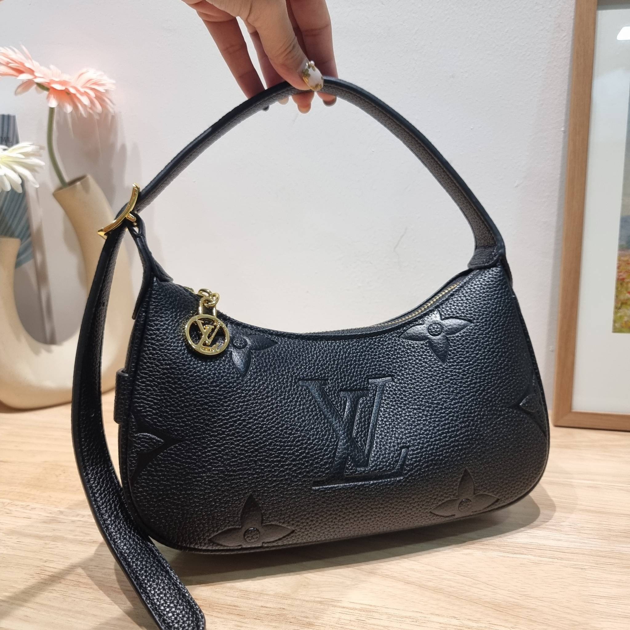 LV Mini Moon Monogram Empreinte Leather ใหม่ล่าสุด สวยสับ สวยตัวแม่ ไอเท็มเก๋ๆ ใบเดียวก็เลิศ กับกระเป๋าสะพายทรงพอช ขนาดกำลังน่ารัก พกพาง่าย รูดใช้งานสะดวกด้วยซิป ภายในเป็นช่องโล่ง มีช่องซิป ส่วนสายสะพายปรับสั้นยาวได้ตามเหมาะสม ดูดี ดูแพงทุกสี