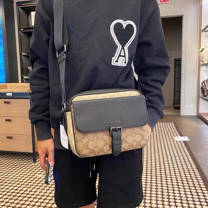 COACH C6080 HUDSON CROSSBODY IN BLOCKED SIGNATURE CANVAS ยกความคูลมาให้หนุ่มๆถึงที่!! ไอเท็มเด็ดหายาก กระเป๋าสะพายข้างดีไซน์ตัดสี เท่ไม่ซ้ำ วัสดุหนังแคนวาสสลับหนัง pepble ทนทาน ใช้งานง่าย ด้วยฝาปิดแบบกระดุมแม่เหล็กด้านหน้า และซิปที่ช่องหลัก ใช้ของได้เลยแบ