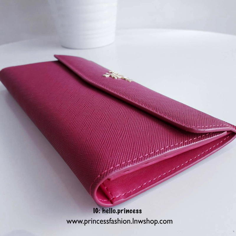 Best Seller~~ กระเป๋าสตางค์ยาว **ทรงหรู จากงานพรีเมี่ยมกิ้ฟ จากเคาเตอร์ต่างประเทศ จากแบรนด์ PRADA ลายหนัง saffiano ของแท้ 100% มีช่องใส่บัตร ถึง 12 ช่อง และช่องซิปใส่ของจุกจิกได้ น้ำหนักเบา จับถนัดมือ ขนาดกำลังดีคะ ถือแล้วดูดี อะไหล่ทองสุดหรู **ใช้แล้วสวย