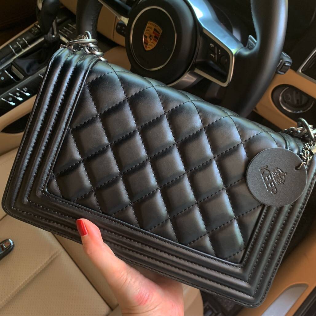 รุ่นขายดีมาเพิ่มแล้วค่า KEEP Quited Boy Bag *** คอลเลคชั่นใหม่หนัง Microfiber สวย ทนขึ้นกว่าเดิม สายโซ่ทำจาก Metal premiers เบาและไม่เป็นคราบเวลาสะพาย สวยกว่าเดิม ใครชอบทรงนี้ห้ามพลาดเลยนะคะ 🤩 กระเป๋า ทรง boy style KEEP LOOK Cool มากๆ เลยน๊าใบนี้ 