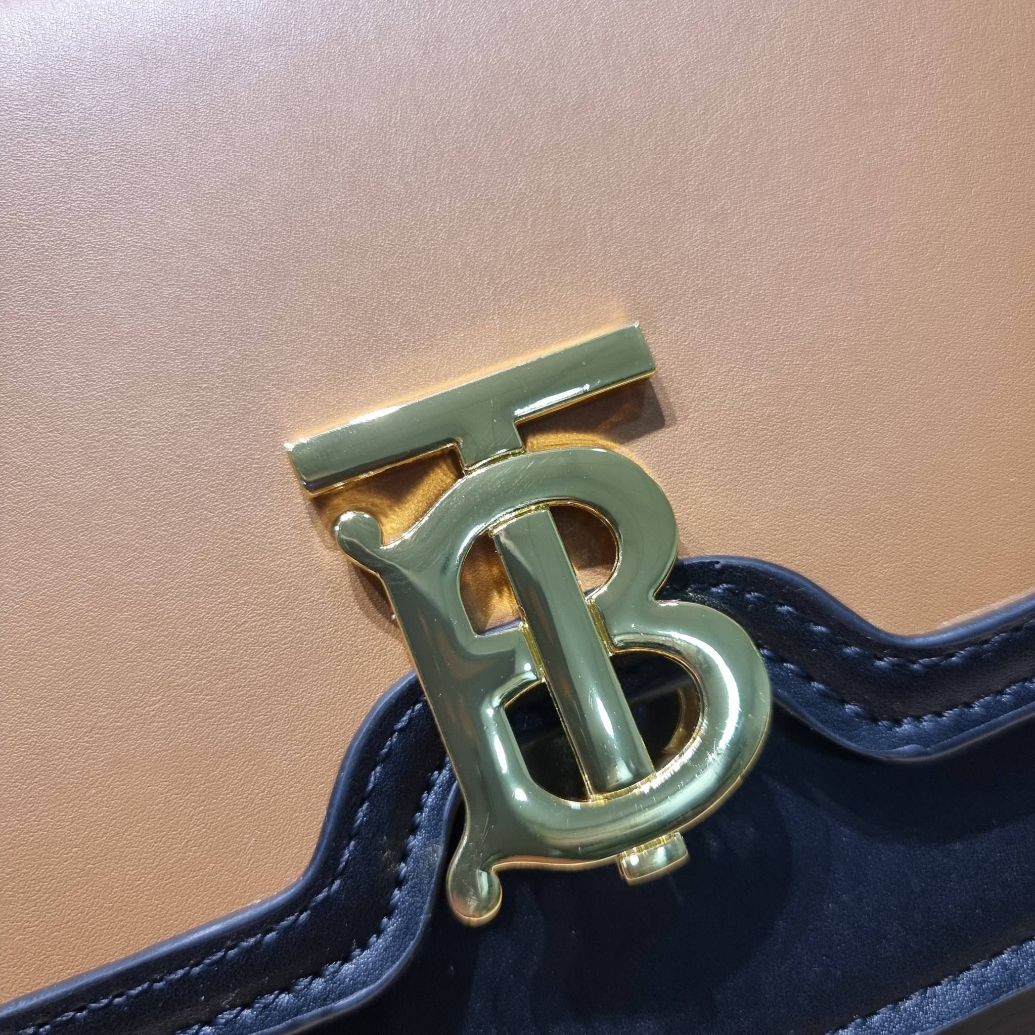BURBERRY FRAGRANCES CROSSBODY BAG / BURBERRY SMALL CHECK CANVAS AND LEATHER TB BAG เบสท์ไอเท็ม!! คอลเลคชั่นที่ปังตลอดปี รอบนี้ออกแบบสไตล์ผู้ดีอังกฤษ เป็นเอกลักษณ์ london check โดดเด่น