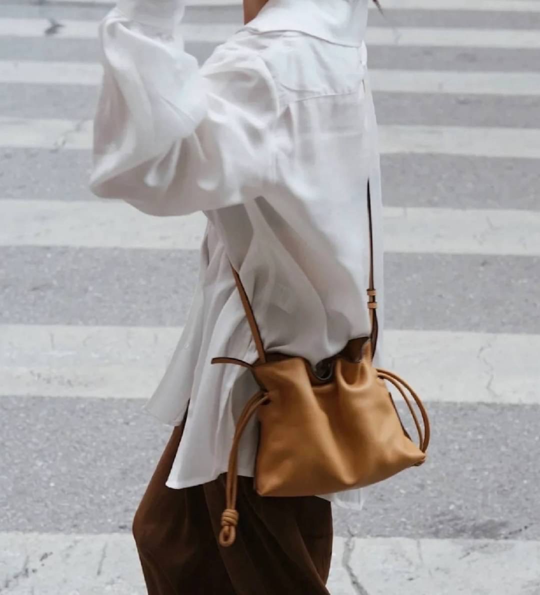 LOEWE Flamenco Clutch Bag / LOEWE CROSSBODY BAG กระเป๋าหนังทรงขนมจีบ อะไหล่ทอง วัสดุหนังอย่างดี