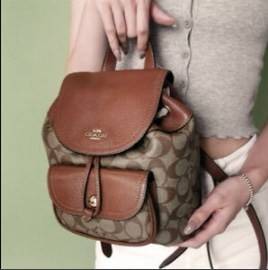 COACH PENNIE BACKPACK 22 ((C4122)) พร้อมส่งที่ไทย ห้ามพลาดค่าา! กระเป๋าสะพายหลังแบบมีหูกิ้ว วัสดุเดนิมอย่างดีนิ่ม+หนังแท้ ได้สวยงามลงตัว นำ้หนักเบา ทรงสวยน่ารักมากๆค่ะ ด้านหน้ามีช่องกระเป๋าเล็กใส่ของจุกจิก ปากกระเป๋าแบบหูรูด ภายในกระเป๋าโล่ง กว้าง สามารถใ