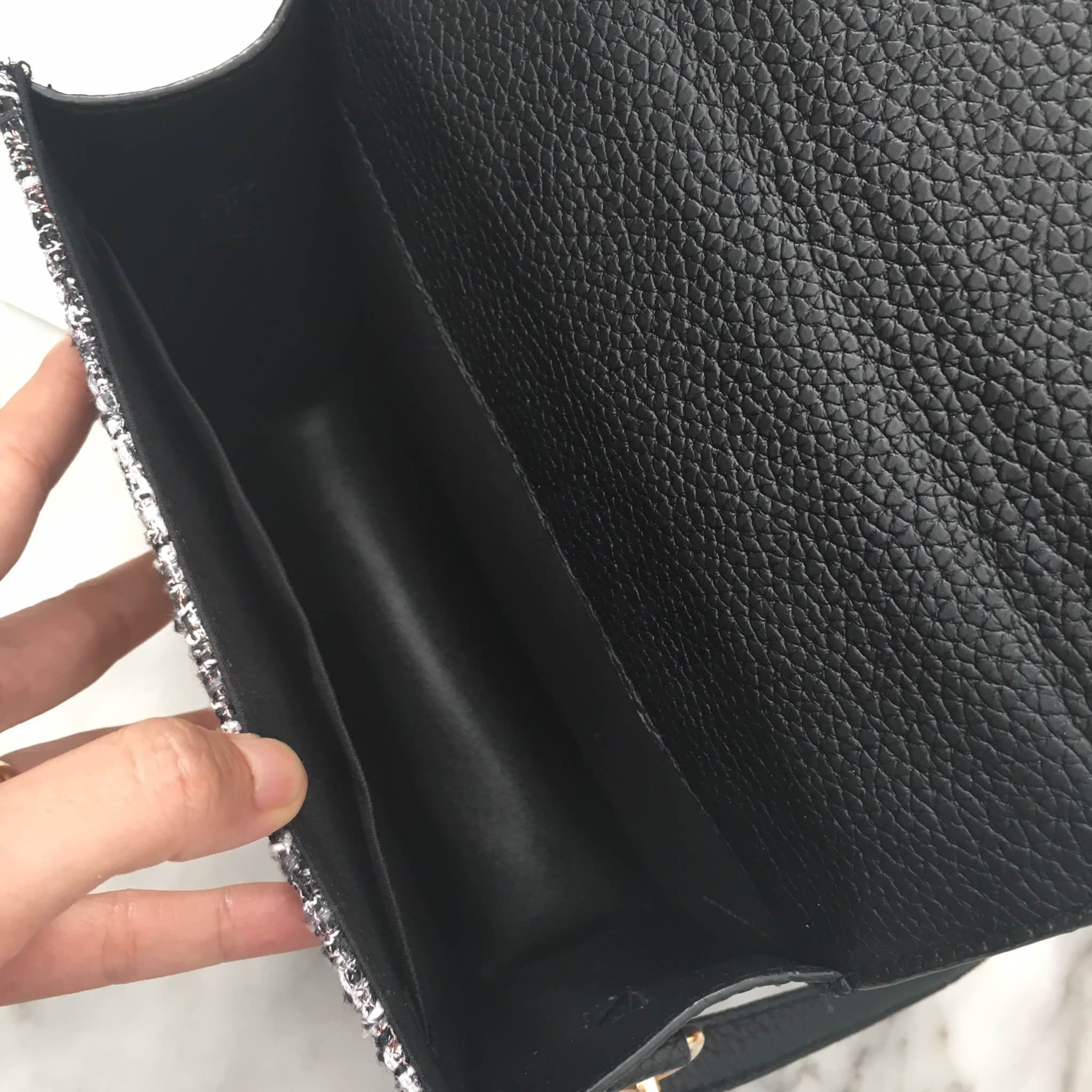 งานแท้ชนช้อป รุ่นใหม่ล่าสุด จากแบรนด์ David Jones สวย น่ารัก ขนาดตอบทุกโจทย์การใช้งาน เห็นแล้ว หลงรักเลยคะ ตัวกระเป๋าขนาดกำลังดี จุของคุ้ม สวยมาก ดูแลรักษาง่าย พร้อมสายสะพายยาว ภายในมีช่องซิป และช่องใส่ของจุกจิก 2 ด้าน เลยค่า ใบจริงน่ารักมากคะ ถือสะพายได้