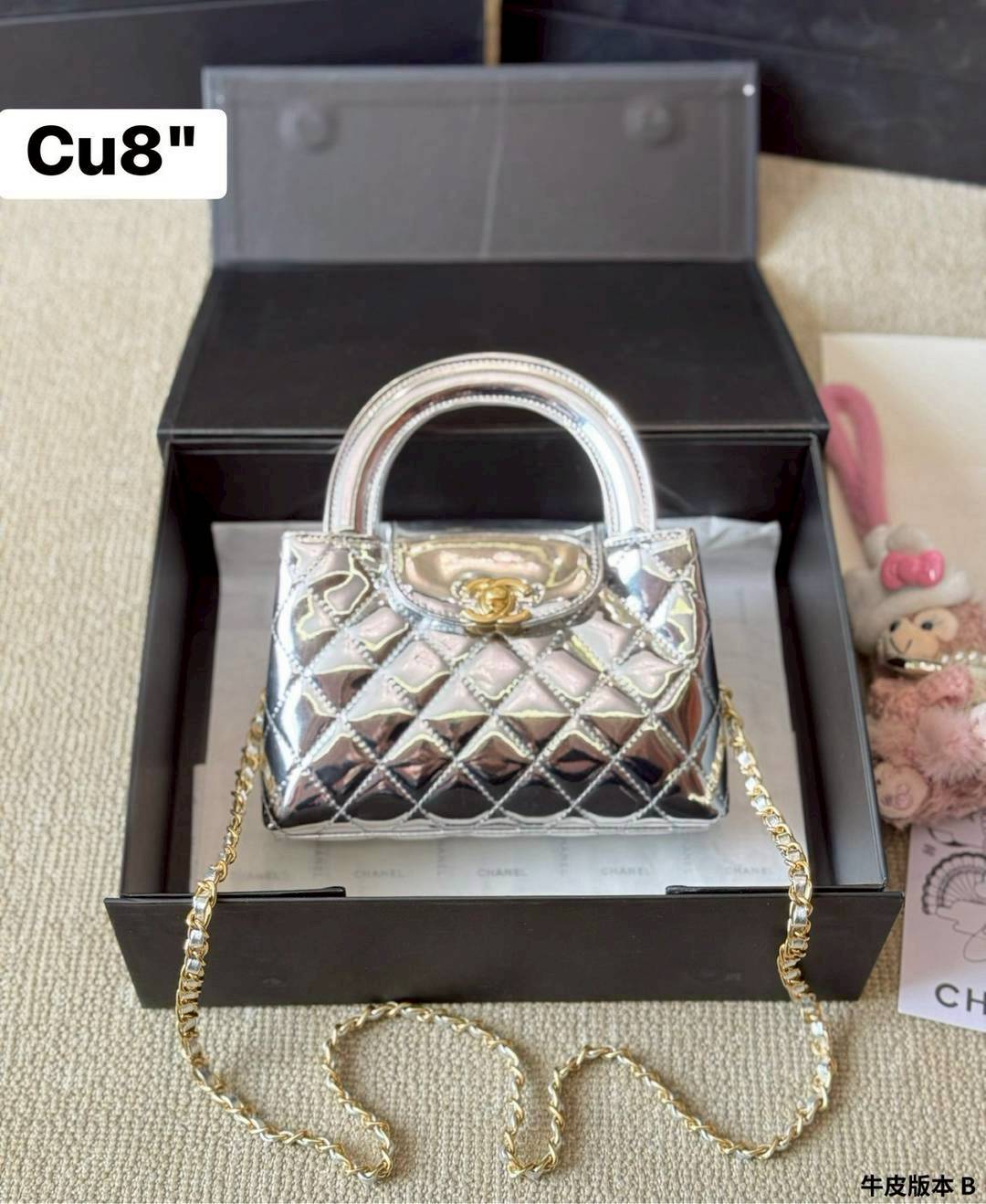 CHANEL 23K Kelly Mini Handbag Metallic Color กระเป๋าสะพายทรงสวยเรียบหรู สีใหม่เมทัลลิกเงางาม ผสมผสานดีไซน์วินเทจสง่างามทันสมัย ใช้งานได้หลากหลายโอกาส คอลเลคชั่นสุดฮอต กระเป๋าถือ/สะพายข้าง คงเอกลักษณ์ ให้ความเป็นผู้ดีในตัว สวยงาม