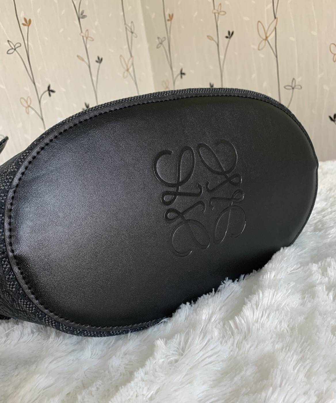 LOEWE Canvas Elephant Bag In Anagram Print คอลเลคชั่นใหม่ล่าสุด ดีไซน์รูปน้องช้าง น่ารักมากมาย งานแบรนด์หรูจาก โลเอเว่ (LOEWE) คงความเอกลักษณ์ด้วยวัสดุ Anagram Canvas Jacquard Fabric ผสมผสานหนังแท้ Calfskin ลงตัวสุดคลาสสิค ด้านในโลงกว้าง จุของได้เยอะเลยค่