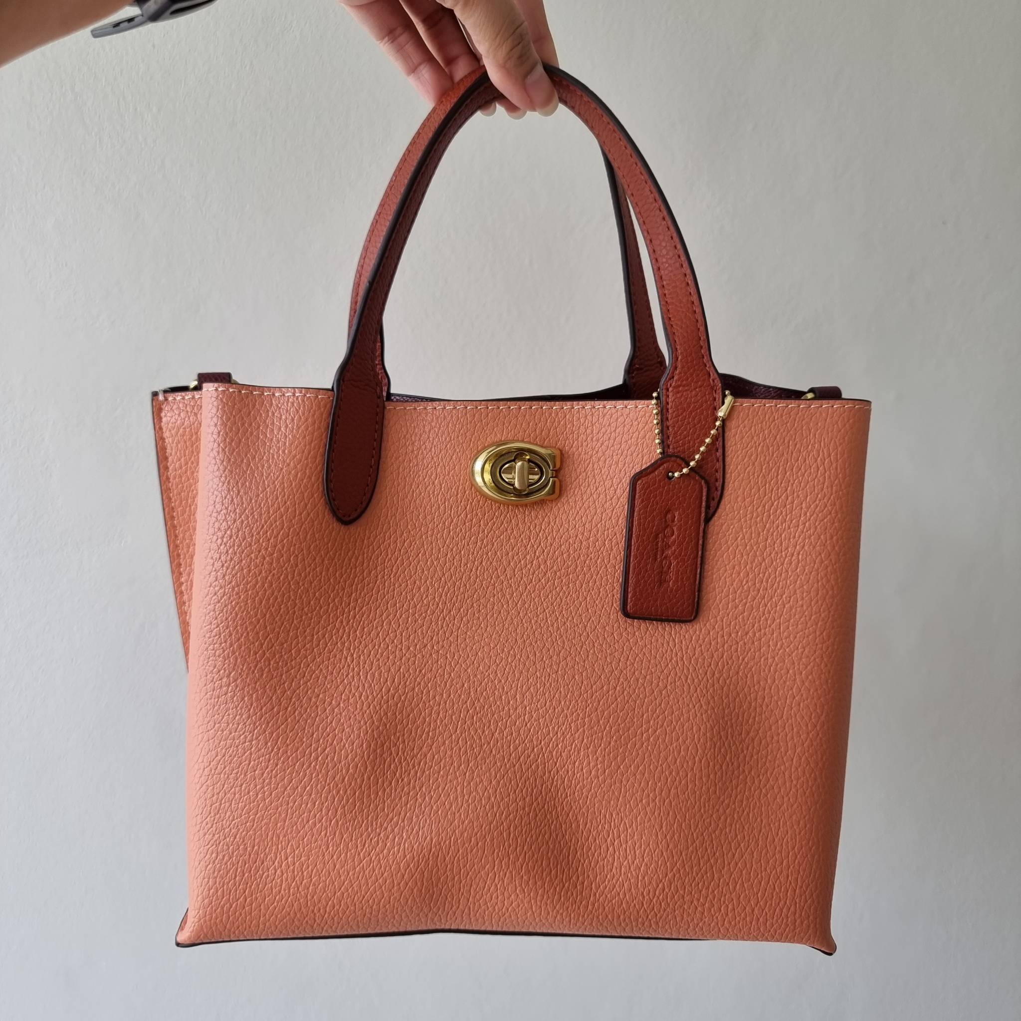 COACH C8561 C8869 WILLOW TOTE 24 IN COLOR BLOCK น้องสาวลุคลูกคุณมาแล้วจ้า กระเป๋าถือ/สะพาย ดีไซน์คัลเลอร์บล็อค ลงตัว เรียบหรู ใบจริงคือผู้ดี๊ผู้ดี ใช่ได้ทุกๆโอกาส วัสดุหนัง pepble อยู่ทรง เปิดปิดด้วยตัวบิดล็อค และอีกฝั่งเป็นกระดุมแม่เหล็ก ภายในโล่งกว้าง ใ