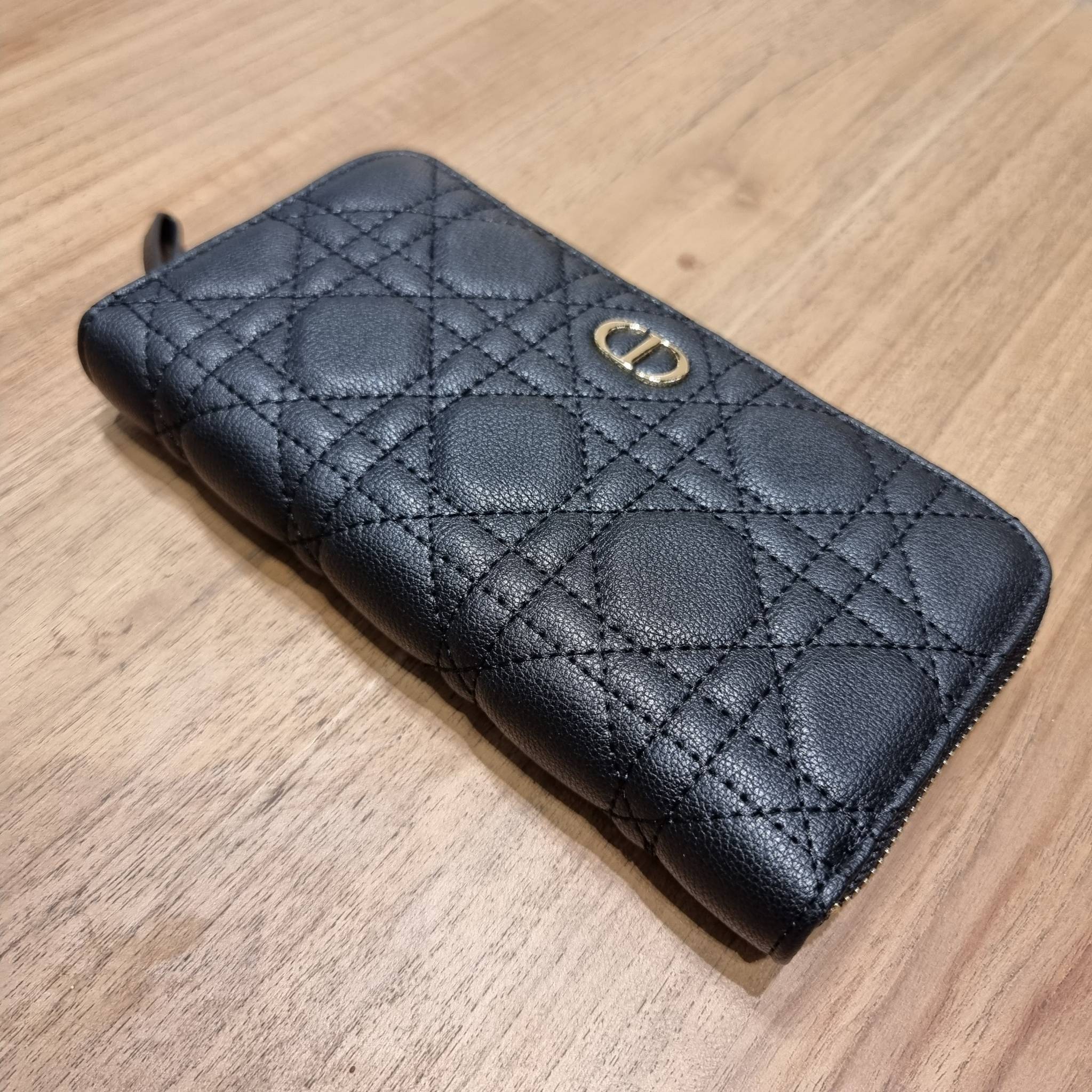 VIP 】CD LONG WALLET WITH GWP ใหม่ล่าสุด กระเป๋าสตางค์ใบยาว พิเศษจาก duty free ใบจริงสวยคม ใช้แล้วรับทรัพย์ ขับผิว วัสดุหนังแท้เต็มใบ สัมผัสดีงาม เปิด-ปิดด้วยซิปรอบ ภายในใส่บัตรได้เยอะ ใส่ธนบัตรได้เต็มที่ มีช่องซิปใส่เหรียญได้ พร้อมส่งความสวยถึงบ้านแบบครบเ