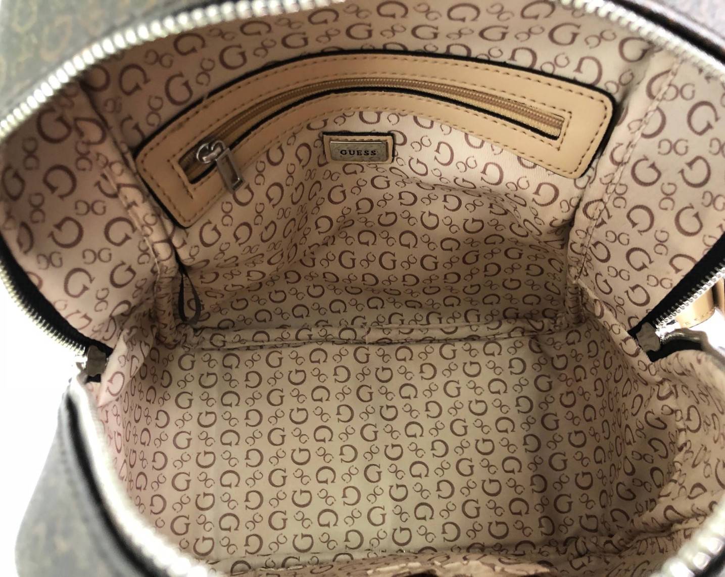 GUESS PANDORE BACKPACK กระเป๋าสะพายหลัง วัสดุหนังนิ่มมือ น้ำหนักเบา ด้านหน้ามีโลโก้แบรนด์ พร้อมช่องซิปหนึ่งช่อง ที่จับซิปมีอะไหล่สัญลักษณ์แบรนด์ ช่องซิปหลักเปิดปิดด้วยซิปคู่ ภายในโล่ง กว้าง ใส่ของได้จุ มีช่องซิปและช่องเล็กใส่ของจุกจิก สายสะพายด้านหลังเลื่