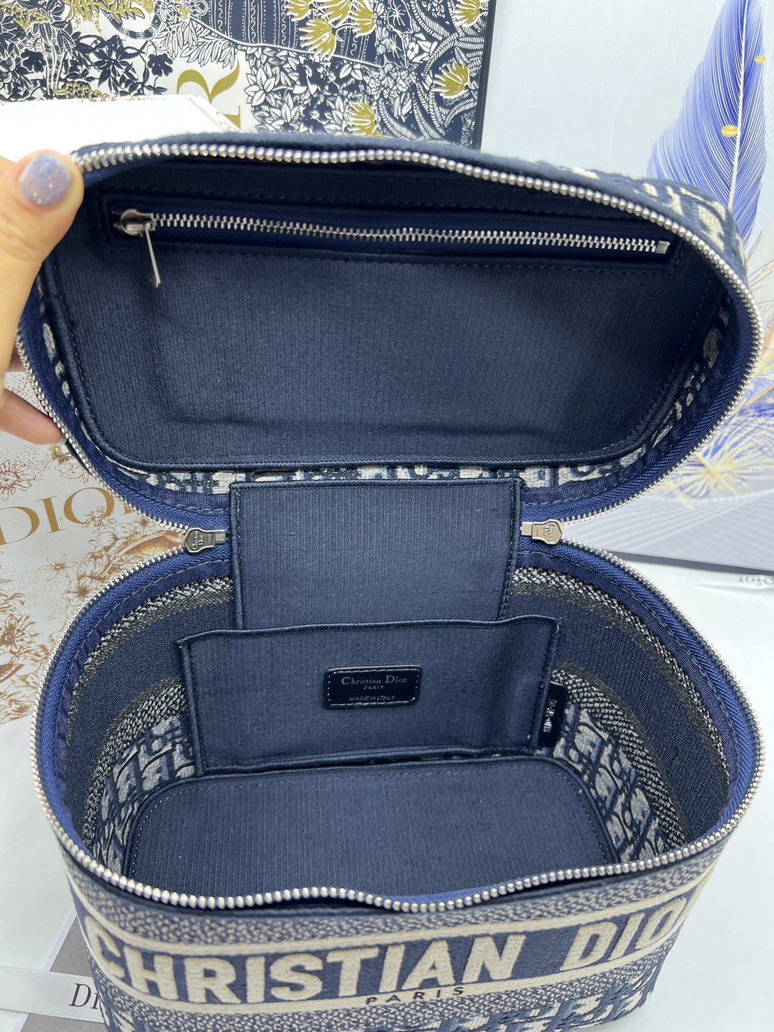 22cm Medium DiorTravel Vanity Case กระเป๋าใส่เครื่องสำอางใบกลาง จุของได้เยอะ มาพร้อมกับลวดลาย Oblique ปักอย่างประณีตและประดับด้วยสัญลักษณ์ Christian Dior Paris มาพร้อมสายสะพายและหูจับในตัว