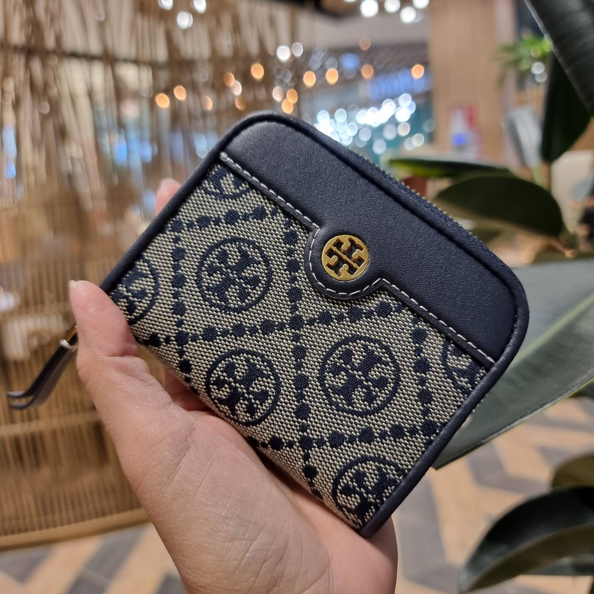 TORY BURCH T MONOGRAM ZIP COIN CASE จัดไปเลยจ้า กับกระเป๋าสตางค์รับทรัพย์ ใบสั้น สวยหรู ขนาดเหมาะมือ ถือแล้วขับผิว วัสดุผ้า jacquard ตัดสลับหนังแท้ รูดเปิด-ปิดด้วยซิป ภายในมีช่องใส่บัตร ใบนี้ใส่เหรียญ ใส่ธนบัตรได้ (พับ) พกพาได้สะดวก ไม่กินพื้นที่กระเป๋าใบ