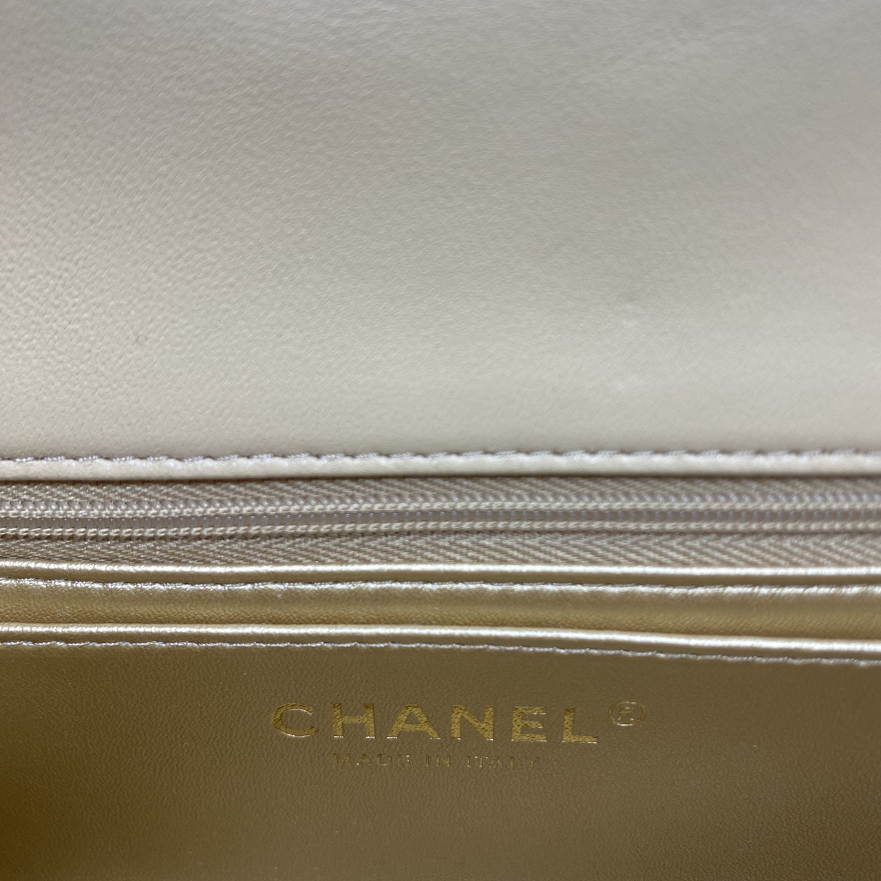 ORI หนังแท้ | Chanel Classic Flap Bag กระเป๋าสะพายรุ่นคลาสสิก สายประดับบอลโลโก้สวยหรูอะไหล่สีทองสวยงาม