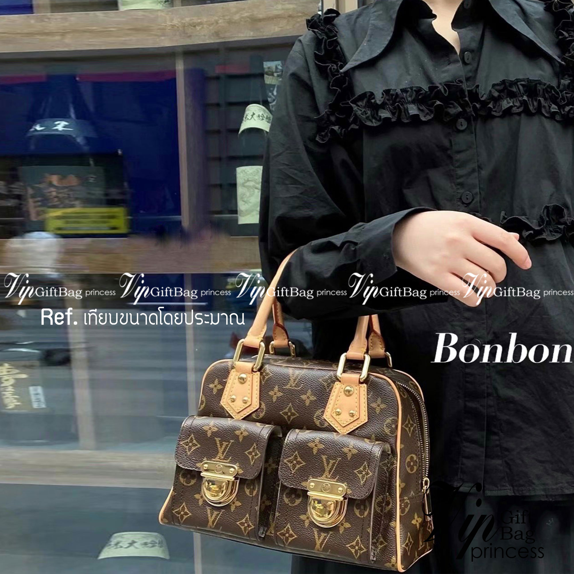 LV Manhattan Pm Monogram Handbag กระเป๋าถือทรงผู้ดี คลาสสิค สวยหรู ไซส์กำลังสวย ดีไซน์ตกแต่งกระเป๋าเล็กด้านหน้า ใส่ของจุกจิกได้ วัสดุหนังแคนวาส ภายในโล่งกว้างมาก มีช่องซิปและช่องย่อย มาพร้อมสายสะพายครอสบอดี้