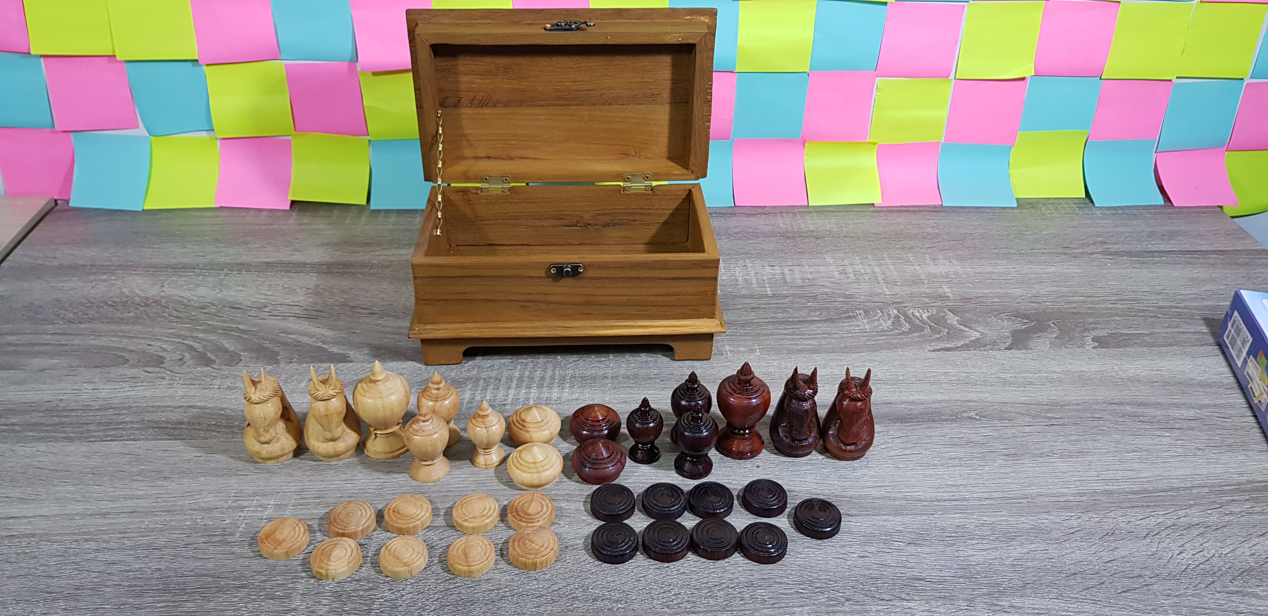 ตัวหมากรุกไทยชุดราเธยะพร้อมกล่องหีบทรงสี่เหลี่ยมไม้สัก