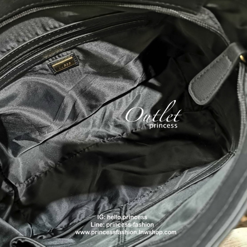 GUESS SINGNATURE SHOPPER BAG กระเป๋าถือหรือสะพายรุ่นล่าสุดจาก GUESS FACTORY หนังสวยอยู่ทรงปั้มลาย Singnature Brand รอบใบ ด้านหน้าประดับโลโก้แบรนด์ หูหิ้วเเข็งเเรงพับลงได้ เปิดปิดด้วยซิปสะดวกใช้ ขนาดกำลังดี ภายในมีช่องซิปและช่องใส่ของ กว้างและจุ น้ำหนักเบา